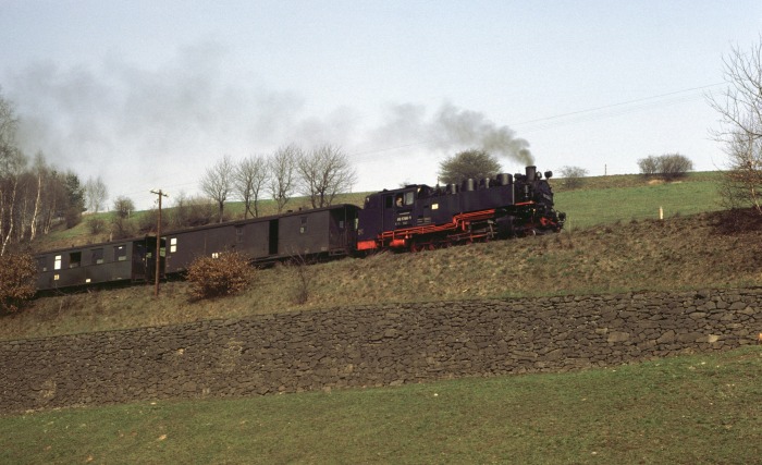 99&nbsp;1788 mit P&nbsp;14265 hinter Seifersdorf, am 24.03.1977