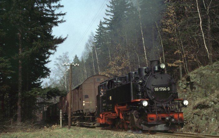99&nbsp;1794 mit Güterzug vor Malter, am 24.03.1977