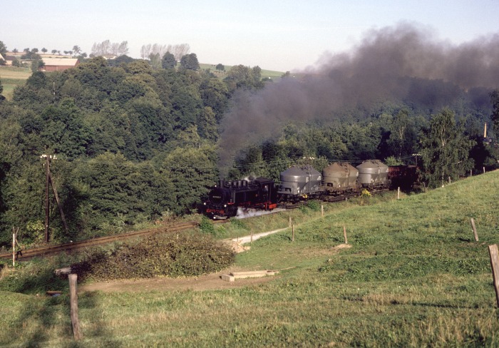 99&nbsp;1783 mit schwerem Güterzug hinter Seifersdorf, am 01.09.1989
