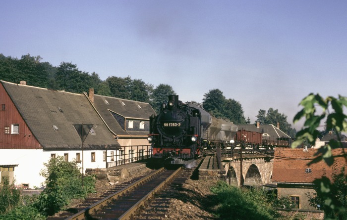 99&nbsp;1783 mit Güterzug auf dem Schmiedeberger Viadukt, am 01.09.1989