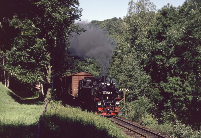 99&nbsp;1747 mit schwerem Güterzug im Rabenauer Grund hinter Spechtritz, am 01.09.1989