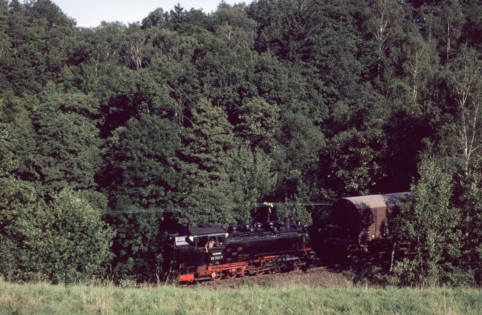 99&nbsp;1747&nbsp;Tv abwärts mit Güterzug unterhalb von Seifersdorf, am 01.09.1989