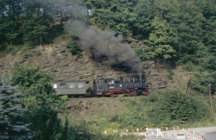 99&nbsp;794 mit P&nbsp;14273 Ausfahrt Seifersdorf, am 01.09.1989