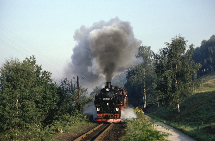 99&nbsp;1747 mit Güterzug Bergfahrt hinter Seifersdorf, am 08.09.1989