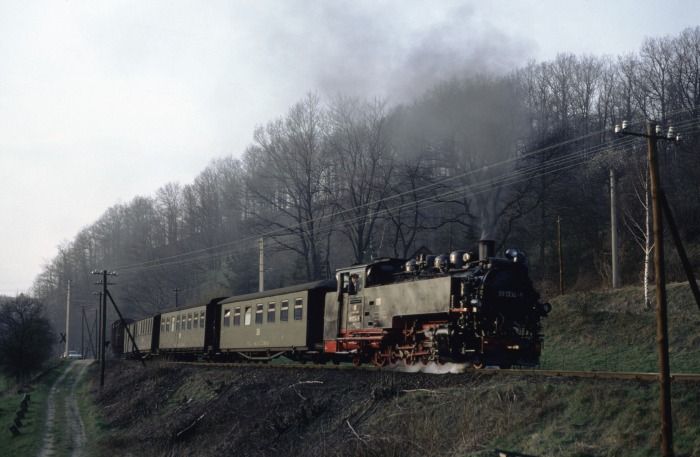 99&nbsp;1734 mit P&nbsp;14273 hinter Ausfahrt Seifersdorf, am 23.03.1990