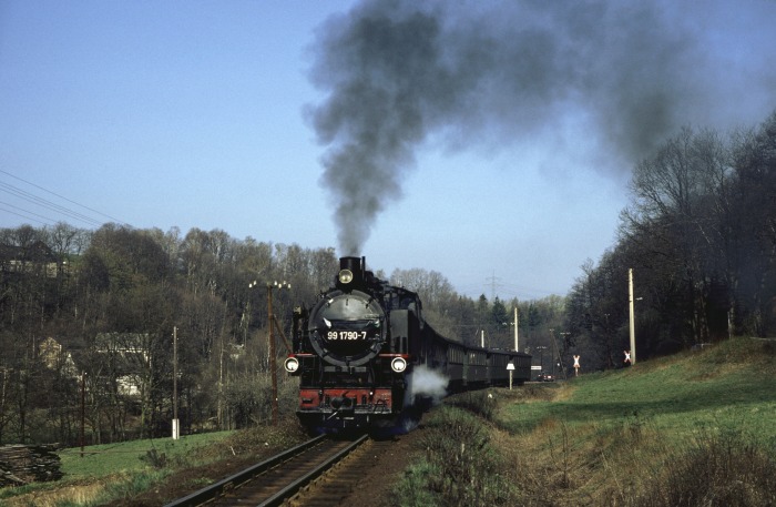 99&nbsp;1790 mit P&nbsp;14261 hinter Ausfahrt Seifersdorf, am 24.03.1990