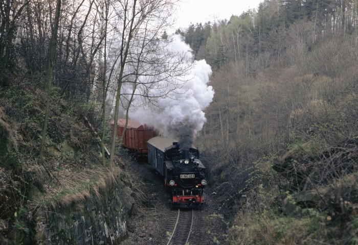 99&nbsp;1761 mit Güterzug hinter Spechtritz, am 27.03.1990
