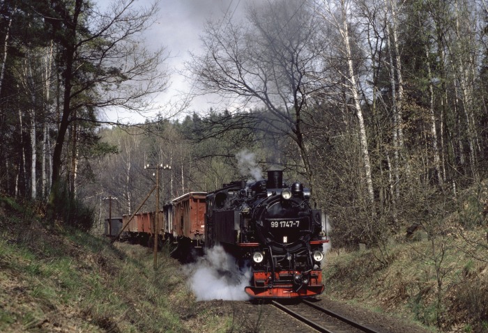 99&nbsp;1747 sehr laut mit schwerem Güterzug zwischen Seifersdorf und Malter, am 27.03.1990