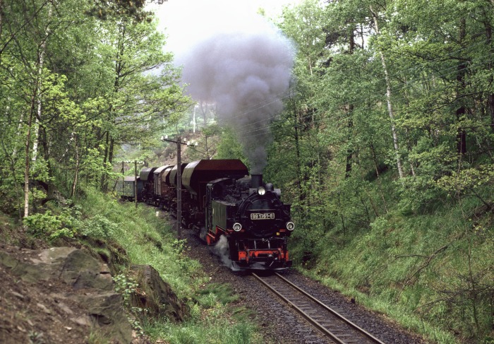 99&nbsp;1761 mit Güterzug zwischen Seifersdorf und Malter, am 11.05.1990