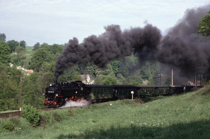 99&nbsp;1761 mit langem P&nbsp;14261 hinter Ausfahrt Seifersdorf, am 12.05.1990