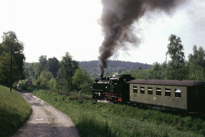 99&nbsp;1761 mit langem P&nbsp;14261 hinter Ausfahrt Seifersdorf, am 12.05.1990