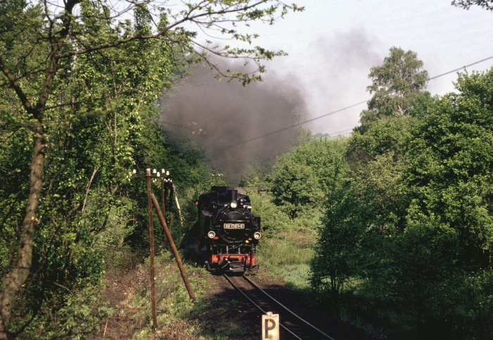 99&nbsp;1761 mit P&nbsp;14261 hinter dem Feldweg-Bahnübergang weit hinter Seifersdorf, um 9:30h am 13.05.1990