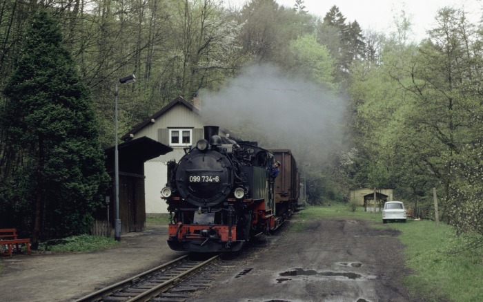 099&nbsp;734 (99&nbsp;761) mit Güterzug Durchfahrt Spechtritz, am 30.04.1992