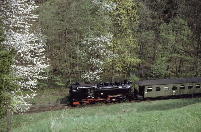 099&nbsp;744 (99&nbsp;780)&nbsp;Tv mit P&nbsp;14266 abwärts im Rabenauer Grund, am 30.04.1992