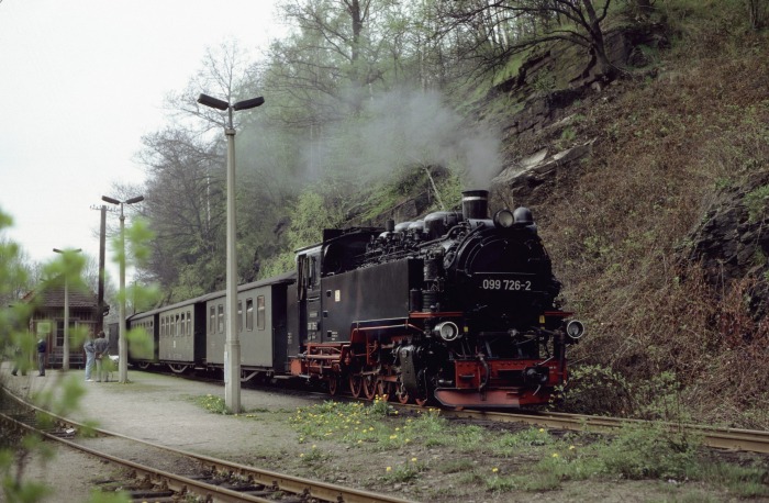 099&nbsp;726 (99&nbsp;746) vor N&nbsp;14273 in Seifersdorf, am 30.04.1992
