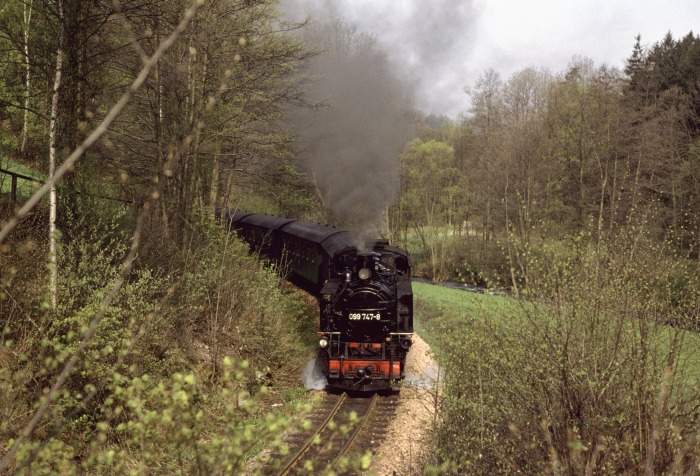 099&nbsp;747 (99&nbsp;783) mit Zug&nbsp;14261 hinter Spechtritz, am 01.05.1992