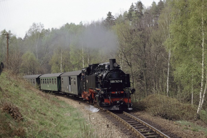 099&nbsp;747 (99&nbsp;783) mit N&nbsp;14269 vor Seifersdorf, am 01.05.1992