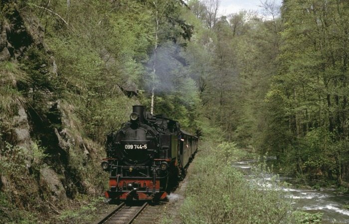 099&nbsp;744 (99&nbsp;780) mit N&nbsp;14265 an der Weißeritz im Rabenauer Grund vor Spechtritz, am 04.05.1992