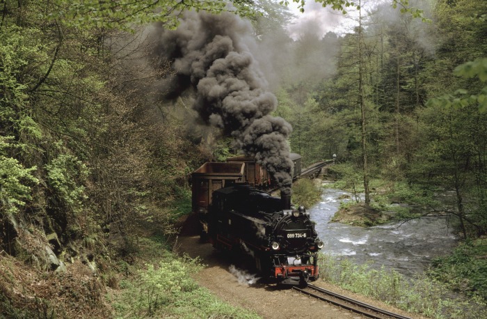 099&nbsp;734 (99&nbsp;761) Güterzug im Rabenauer Grund, am 04.05.1992