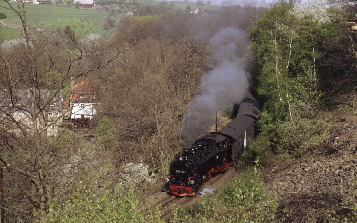 099&nbsp;726 (99&nbsp;746) mit N&nbsp;14261 Kurve am Wald hinter Seifersdorf, am 05.05.1992