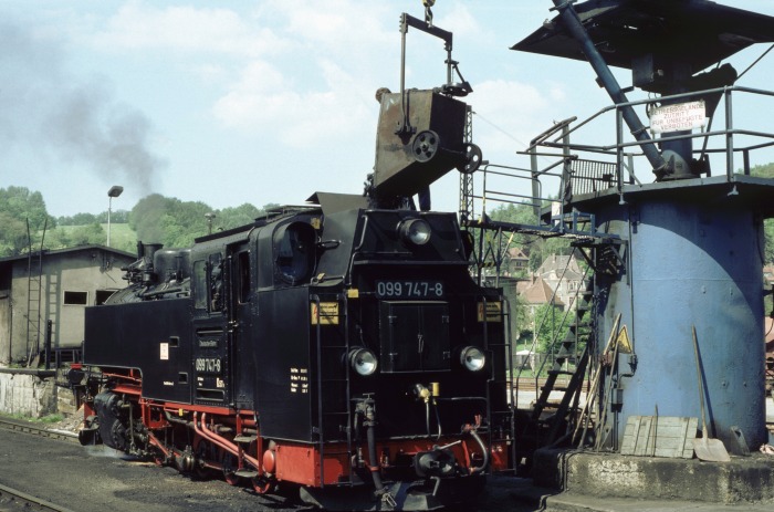 099&nbsp;747 (99&nbsp;783) erhält Kohle im Bw Hainsberg, am 24.05.1995