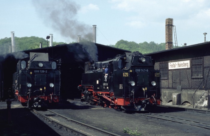 099&nbsp;747 (99&nbsp;783) neben 099&nbsp;726 (99&nbsp;746) im Bw Hainsberg, am 24.05.1995