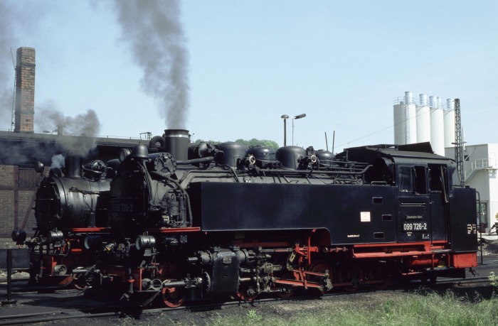 099&nbsp;726 (99&nbsp;746) neben 099&nbsp;747 (99&nbsp;783) im Bw Hainsberg, am 24.05.1995