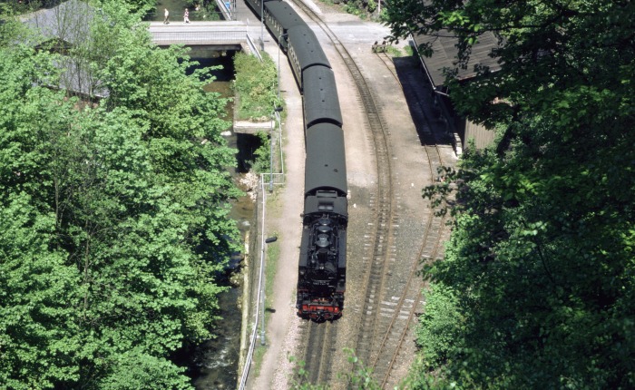 099&nbsp;747 (99&nbsp;783) mit RB&nbsp;7573 in Rabenau (von oben), am 24.05.1995