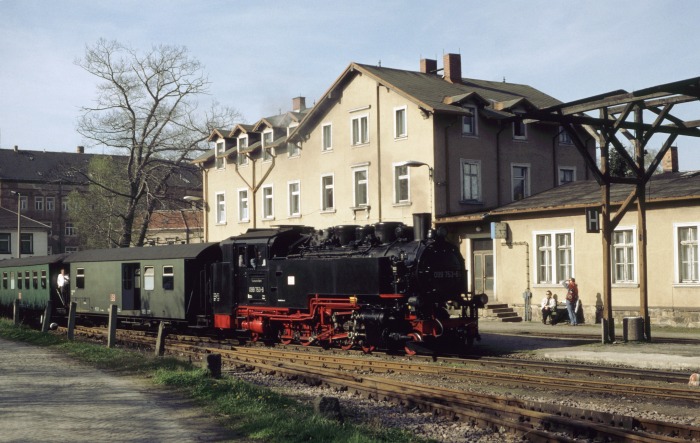 099&nbsp;753 (99&nbsp;789) mit Zug&nbsp;7573 einfahrend in Dippoldiswalde, am 02.05.1997