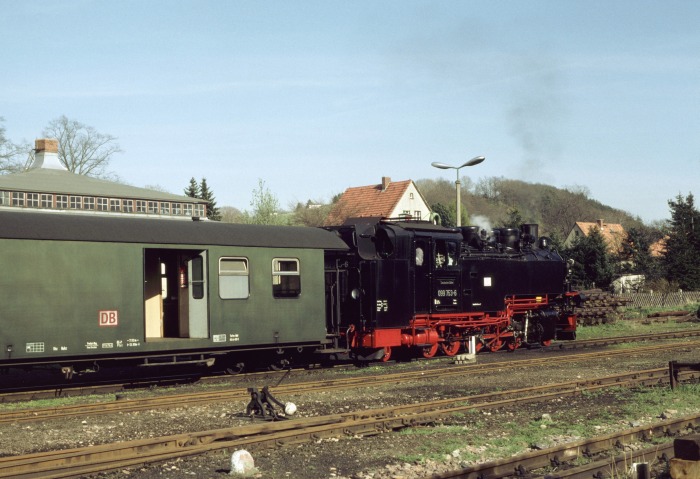 099&nbsp;753 (99&nbsp;789) vor Zug&nbsp;7573 in Dippoldiswalde, am 02.05.1997