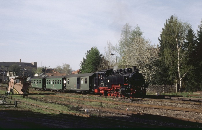 099&nbsp;753 (99&nbsp;789) mit Zug&nbsp;7573 Ausfahrt aus Dippoldiswalde, um 17:30h am 02.05.1997