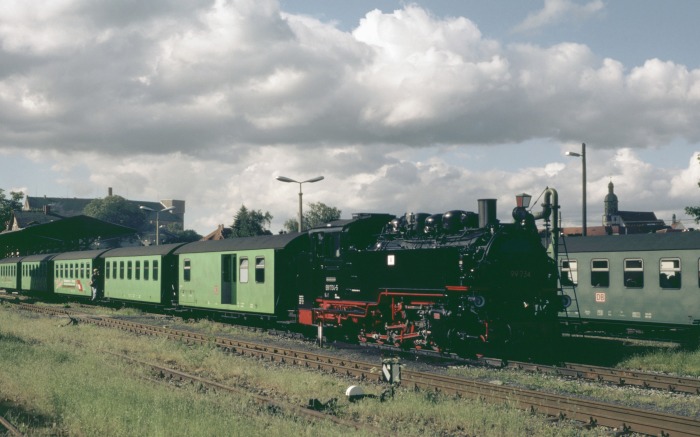 99&nbsp;734 mit RB&nbsp;27832 einfahrend Dippoldiswalde, am 03.06.2001