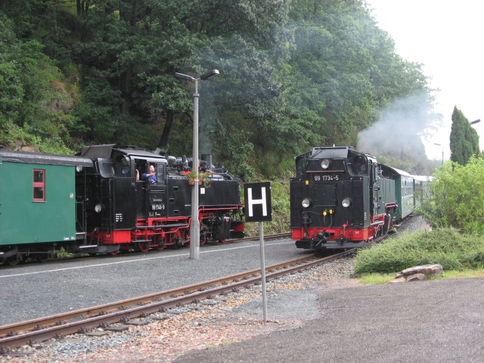 99&nbsp;1746  mit P&nbsp;5150 aufwärts nach Dipps läßt den abwärts fahrenden P&nbsp;5003 passieren, der von 99&nbsp;1734&nbsp;Tv &bdquo;gezogen&ldquo; wird, um 11:00h am 18.07.2009