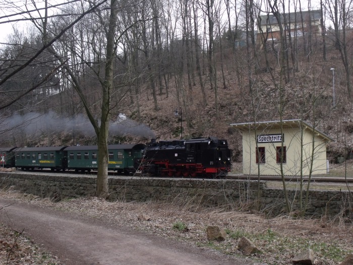 99&nbsp;1771&nbsp;Tv abwärts mit dem P&nbsp;5007 zurück nach Hainsberg, rollt im schön wiederaufgebauten Hp&nbsp;Spechtritz ein, um 15:35h am 25.03.2011
