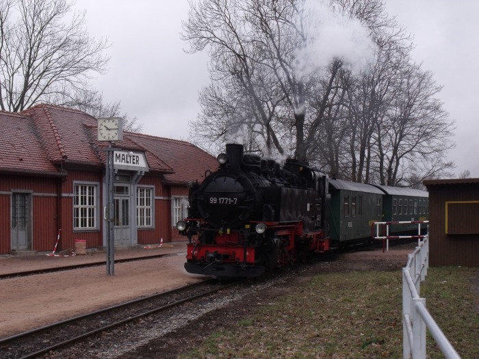 99&nbsp;1771 mit P&nbsp;5002 hält im Bahnhof Malter am gleichnamigen Stausee bei ziemlich üblem Wetter: naßkalt und Dauerregen, um 10:18h am 26.03.2011