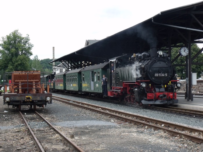 99&nbsp;1771 mit P&nbsp;5004 einfahrend in Seifersdorf, um 12:44h am 26.03.2011