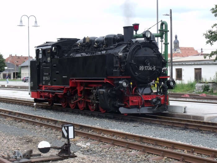 99&nbsp;1734 am Wasserkran am Bahnsteigende in Dippoldiswalde, um 13:04h am 25.07.2011