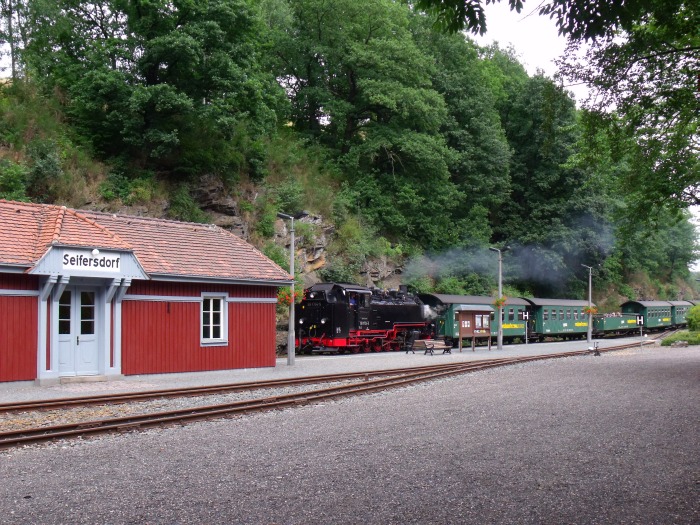 99&nbsp;1734 mit P&nbsp;5008 in Seifersdorf, um 17.10h am 25.07.2011