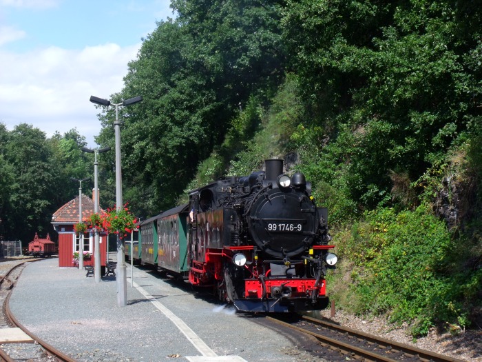 99&nbsp;1746 mit P&nbsp;5004 nach Dippoldiswalde, Abfahrt in Seifersdorf, um 12:44h am 29.08.2011