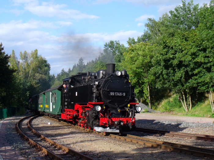 99&nbsp;1746 mit P&nbsp;5008 rollt im Bahnhof Malter ein, um 17:17h am 29.08.2011