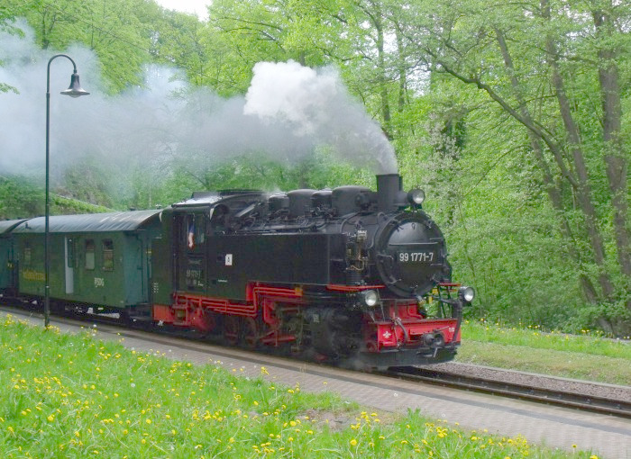 99&nbsp;1771 mit P&nbsp;5008 Freital->Dippoldiswalde, direkt am Bahnsteig Haltepunkt Spechtritz im Rabenauer Grund, um 17:05h am 09.05.2012