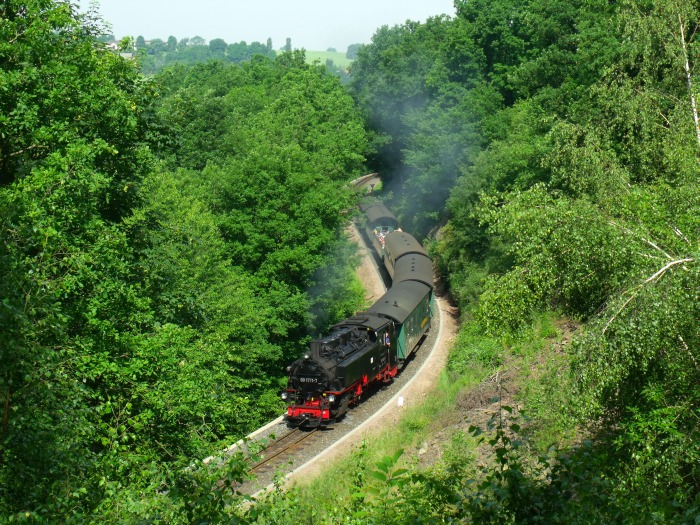 99&nbsp;1771 mit dem Zug P&nbsp;5002 in der Kurve am alten Steinbruchhang zwischen Seifersdorf und Malter, um 10:14h am 10.06.2014
