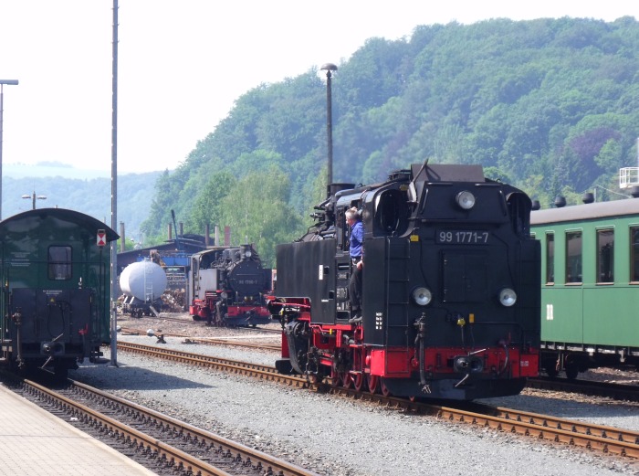 99&nbsp;1771 ist soeben mit P 5003 in Freital‑Hainsberg eingetroffen und setzt nun um ins Betriebswerk, dabei fährt sie an der &bdquo;kalt&ldquo; im Betriebsgelände abgestellten 99&nbsp;1790 vorbei, um 11.26h am 10.06.2014