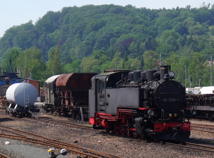 Die zurzeit kalte 99&nbsp;1790 im Bw Freital‑Hainsberg, um 11:29h am 10.06.2014