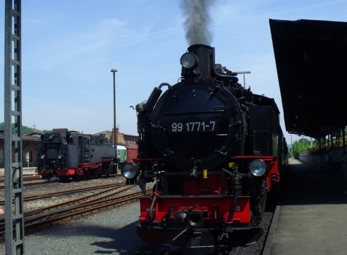 99&nbsp;1771 vor dem P&nbsp;5006, mit dem ich dann mitfuhr, am Bahnsteig in Freital‑Hainsberg, um 12:06h am 10.06.2014