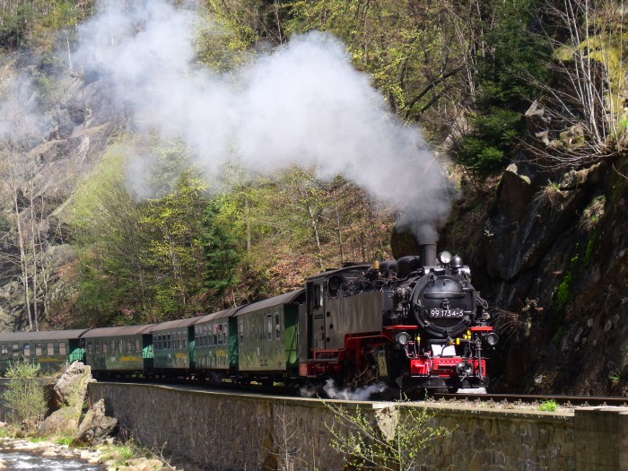 99&nbsp;1734 mit P&nbsp;5006 kurz hinter Rabenau an der bekannten Steinmauer und den Felsen direkt vor der Weißeritzbrücke, um 14:29h am 25.04.2016