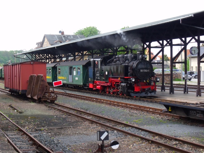 99&nbsp;1793 mit P&nbsp;5008 rollt im Bahnhof Dippoldiswalde ein, natürlich unter dem markanten Bahnsteigdach fotografiert, um 17:30h am 13.05.2017