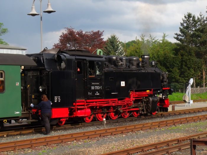 99&nbsp;1793 vorm P&nbsp;5008 im Bahnhof Dippoldiswalde wird nun abgekuppelt, vevor sie Wasser erhält, 17:31h am 13.05.2017