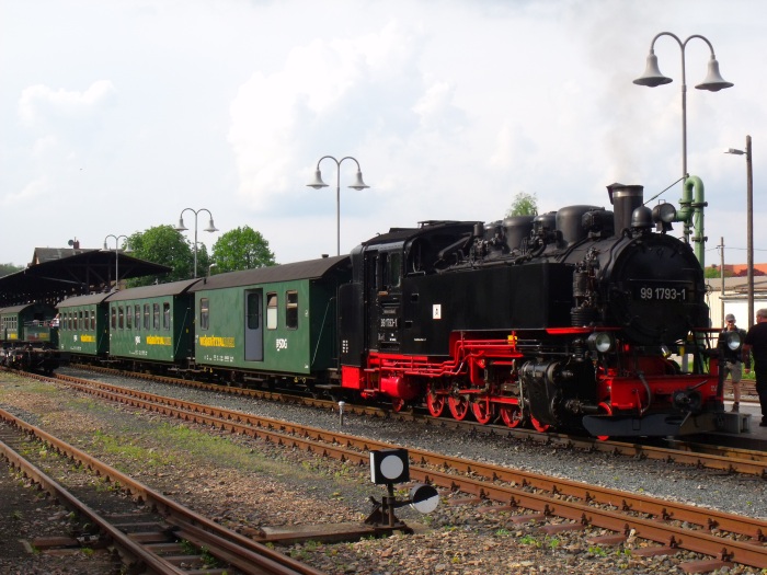 99&nbsp;1793  vorm P&nbsp;5008 im Bahnhof Dippoldiswalde am Wasserkran 17:33h am 13.05.2017