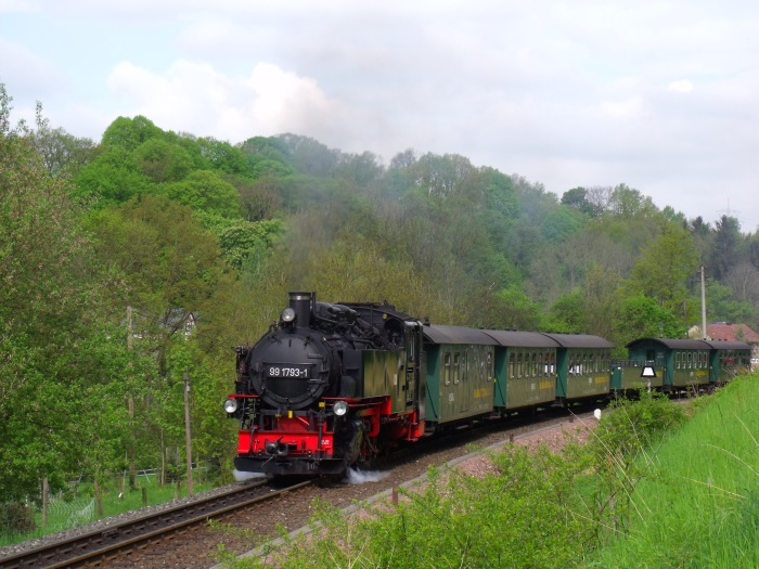 99&nbsp;1793 mit dem P&nbsp;5002 hinter Ausfahrt Seifersdorf - auch wieder unübersehbar wohl (?) - um 10:13h am 15.05.2017